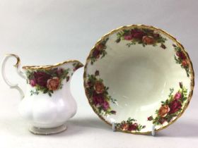 ROYAL ALBERT DINNER SERVICE, OLD COUNTRY ROSES PATTERN