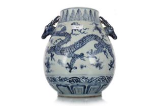 CHINESE BLUE AND WHITE WINE JAR, 20TH CENTURY