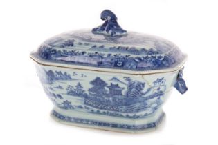 CHINESE BLUE AND WHITE TUREEN, QIANLONG PERIOD (1736 - 1795)