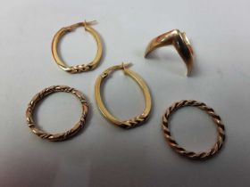 PAIR OF EIGHTEEN CARAT GOLD EARRINGS, AND THREE RINGS