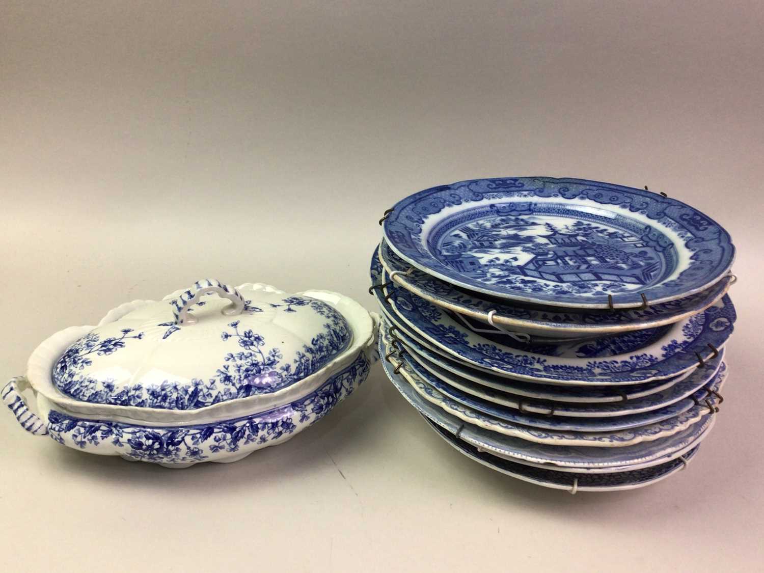 LARGE COLLECTION OF ENGLISH BLUE & WHITE CERAMICS MID 19TH CENTURY - Bild 3 aus 5