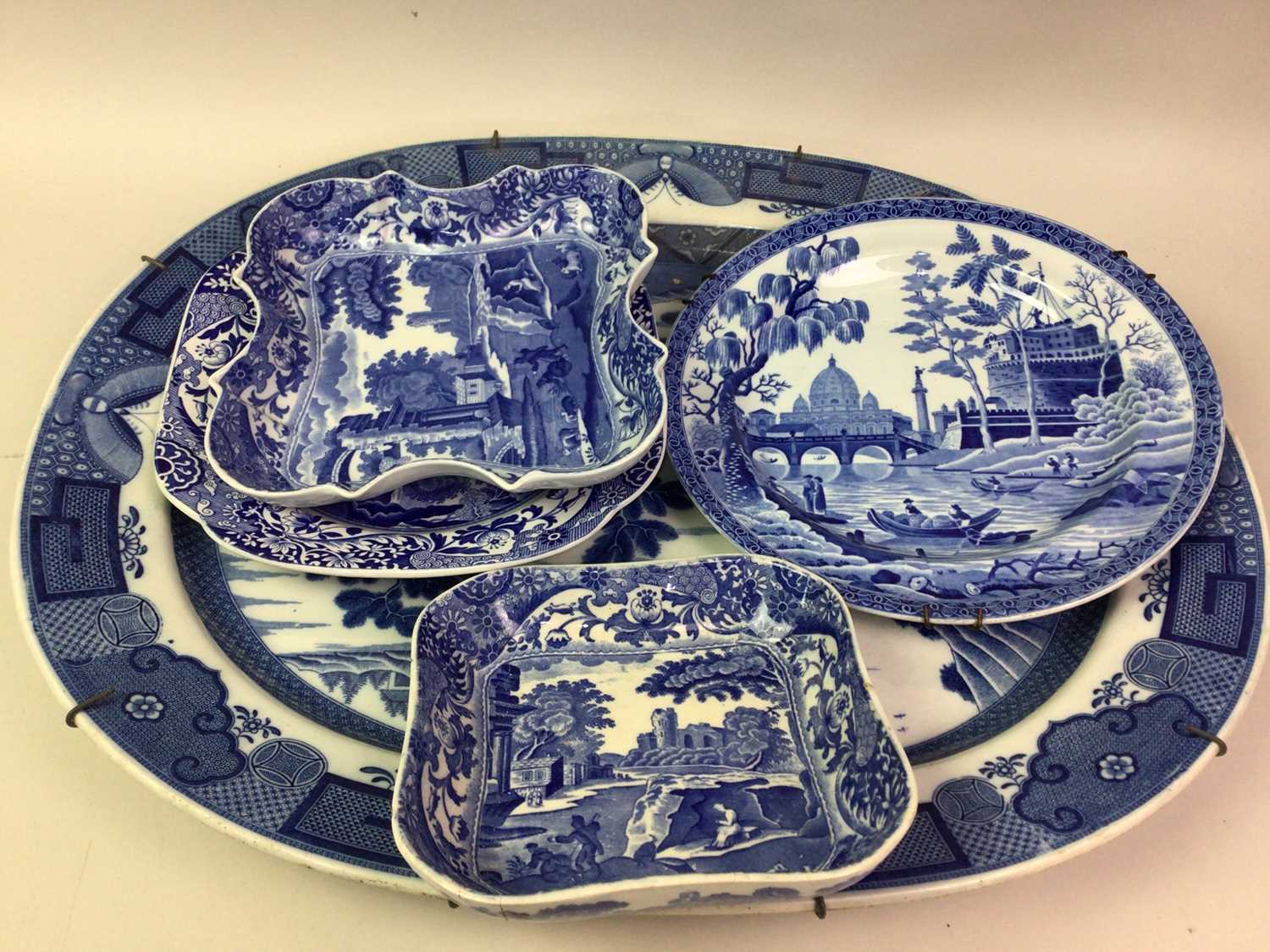 LARGE COLLECTION OF ENGLISH BLUE & WHITE CERAMICS MID 19TH CENTURY - Bild 2 aus 5