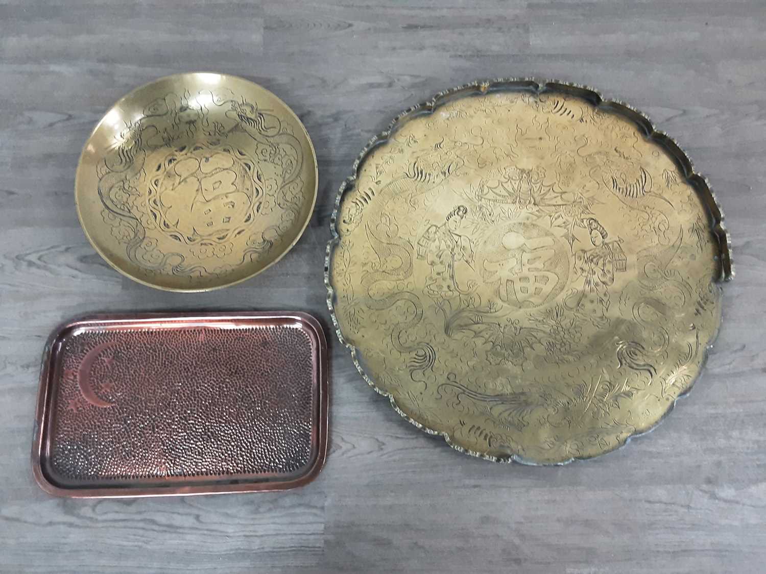 GROUP OF COPPER AND BRASS WARE, AND A SILVER PLATED SERVING SET - Image 2 of 3