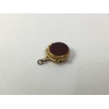 NINE CARAT GOLD CARNELIAN AND BLOODSTONE FOB,