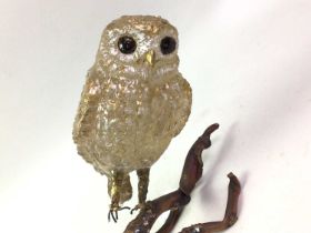 GLASS MODEL OF AN OWL, ALONG WITH OTHER MODELS OF OWLS