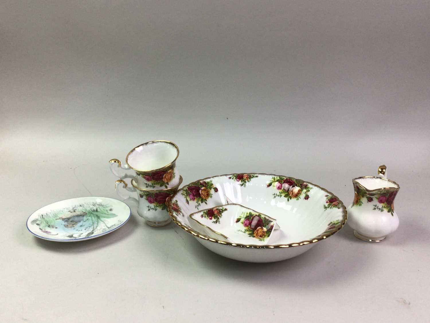 ROYAL ALBERT COUNTRY ROSES TEA SERVICE, AND AN ELIZABETHAN BURGUNDY PATTERN PART TEA SERVICE, - Image 3 of 8