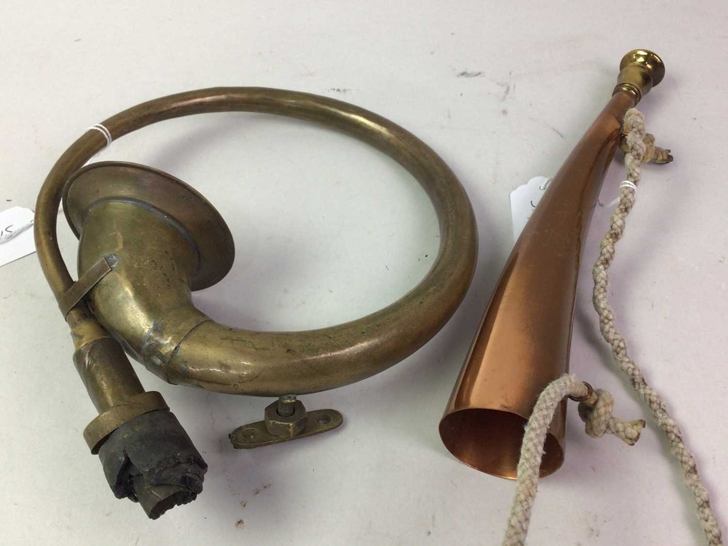 PAIR OF BARR AND STROUD ADMIRALTY BINOCULARS ALONG WITH A BRASS CAR HORN AND A COPPER HUNTING HORN - Image 2 of 4