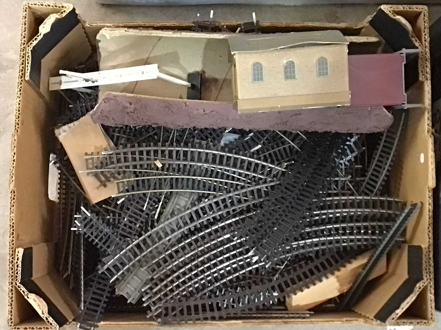 GROUP OF MODEL RAILWAY ACCESSORIES, - Image 7 of 7