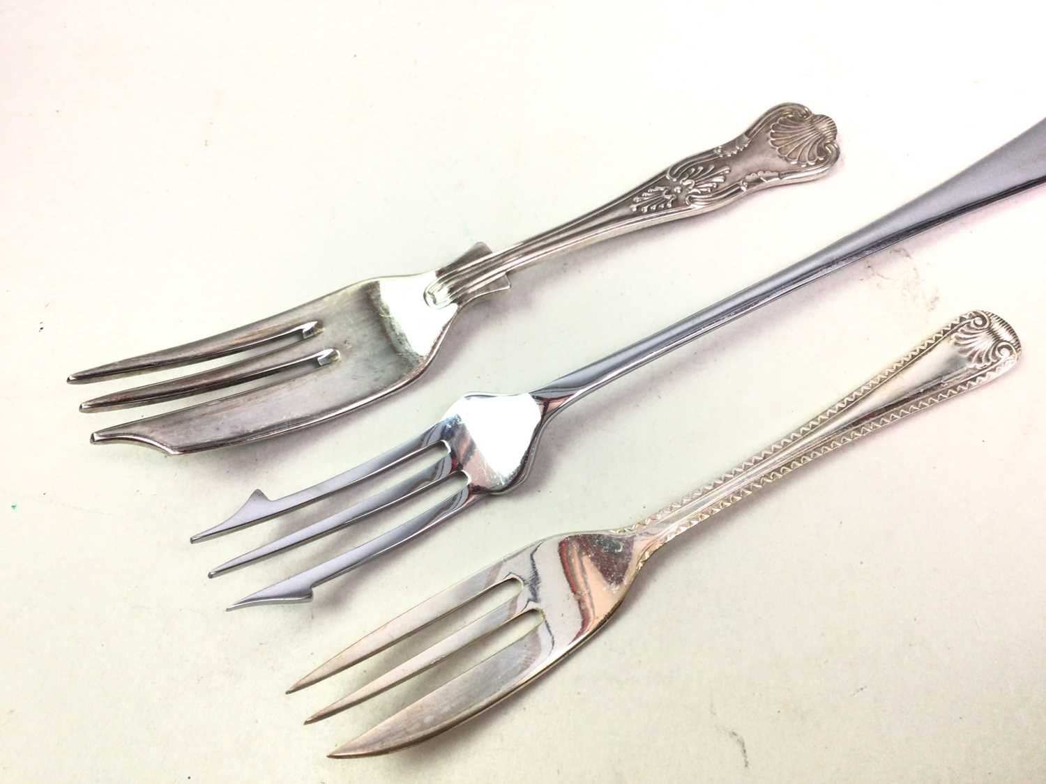 COLLECTION OF LOOSE SILVER PLATED CUTLERY,