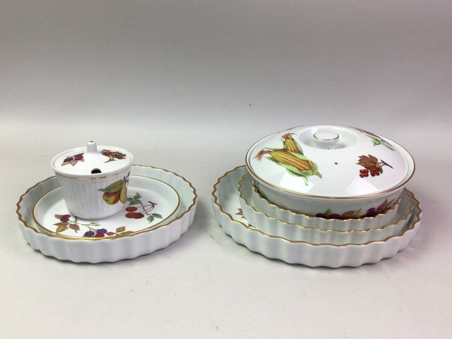 GROUP OF ROYAL WORCESTER EVESHAM CERAMICS, - Bild 7 aus 7