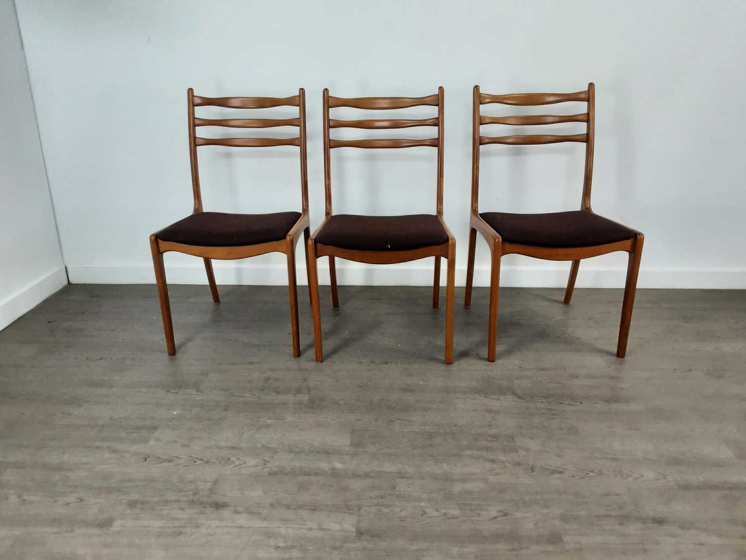 MID CENTURY DANISH TEAK DRAW LEAF EXTENDING DINING TABLE, WITH SIX DINING CHAIRS - Image 3 of 4