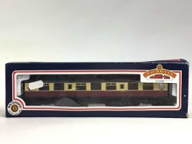 GROUP OF 00 GAUGE RAILWAY ITEMS,