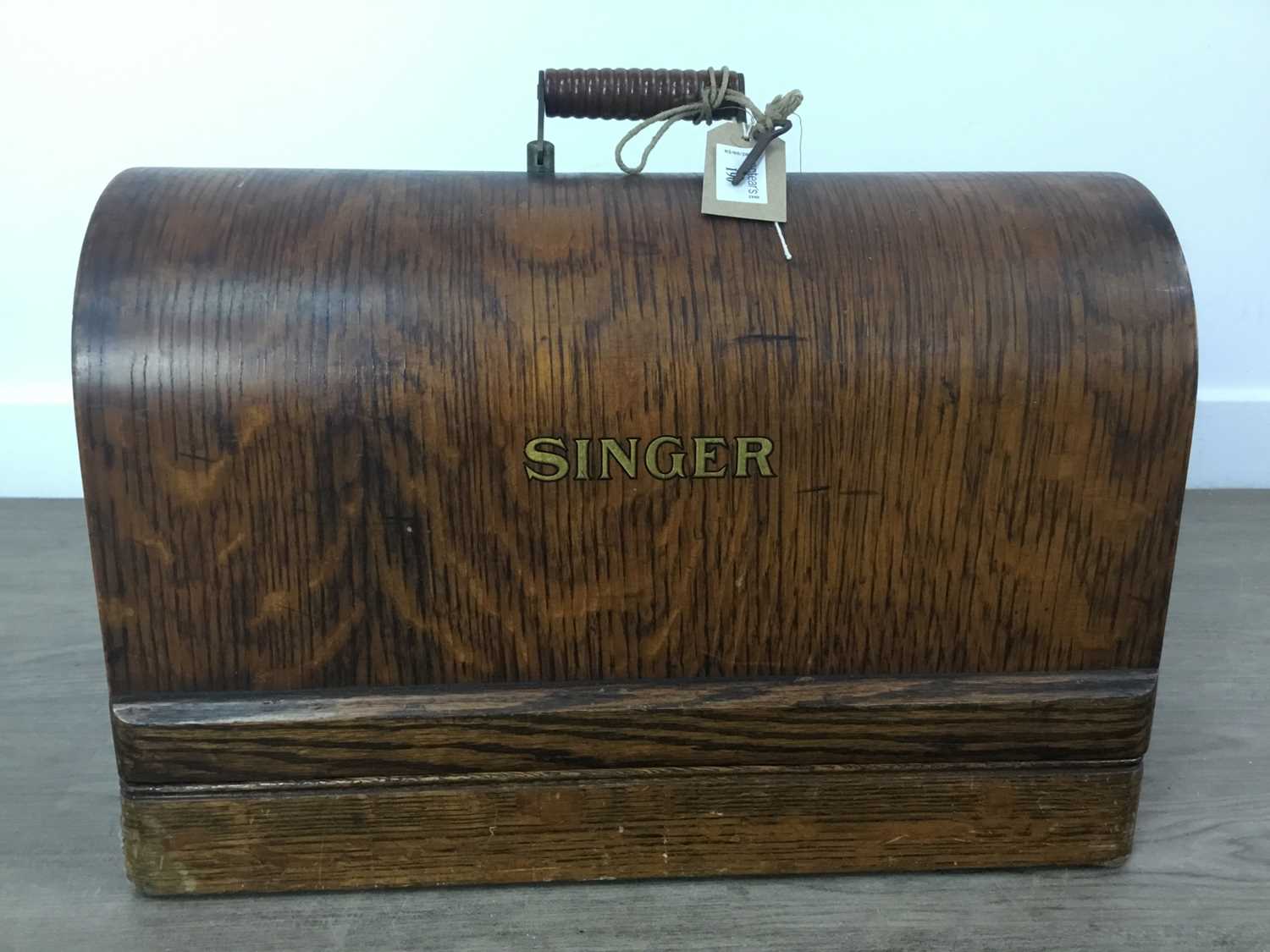 VINTAGE SINGER PORTABLE SEWING MACHINE, HAND OPERATED - Image 2 of 2