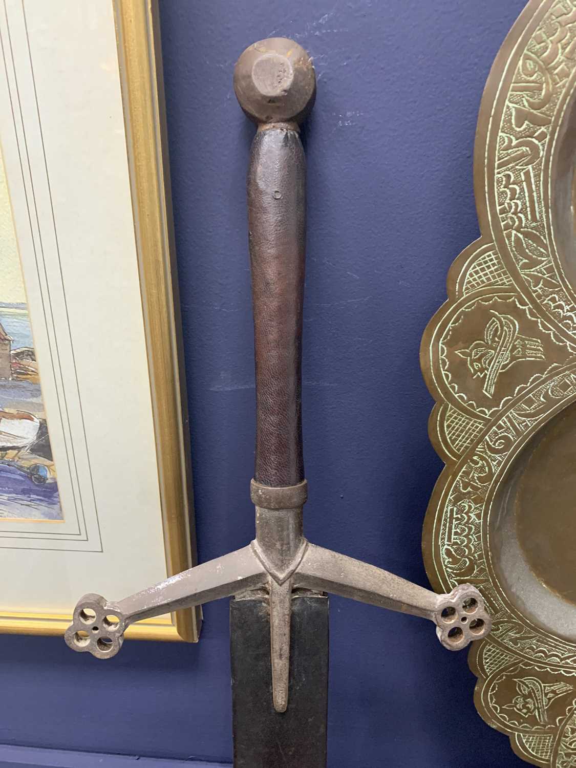 SCOTTISH CLAYMORE SWORD, ALONG WITH A LEATHER BUCKLER SHIELD - Image 6 of 9