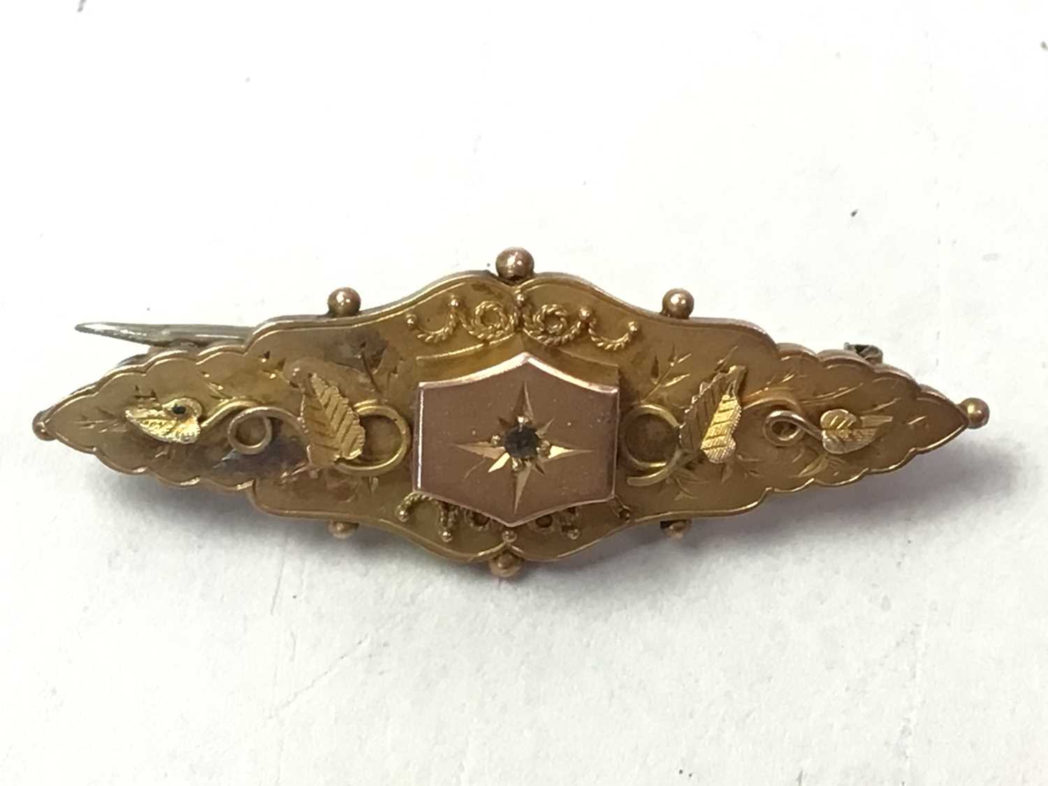 NINE CARAT GOLD BROOCH,