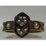 VICTORIAN FIFTEEN CARAT GOLD MOURNING RING,