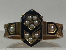 VICTORIAN FIFTEEN CARAT GOLD MOURNING RING,