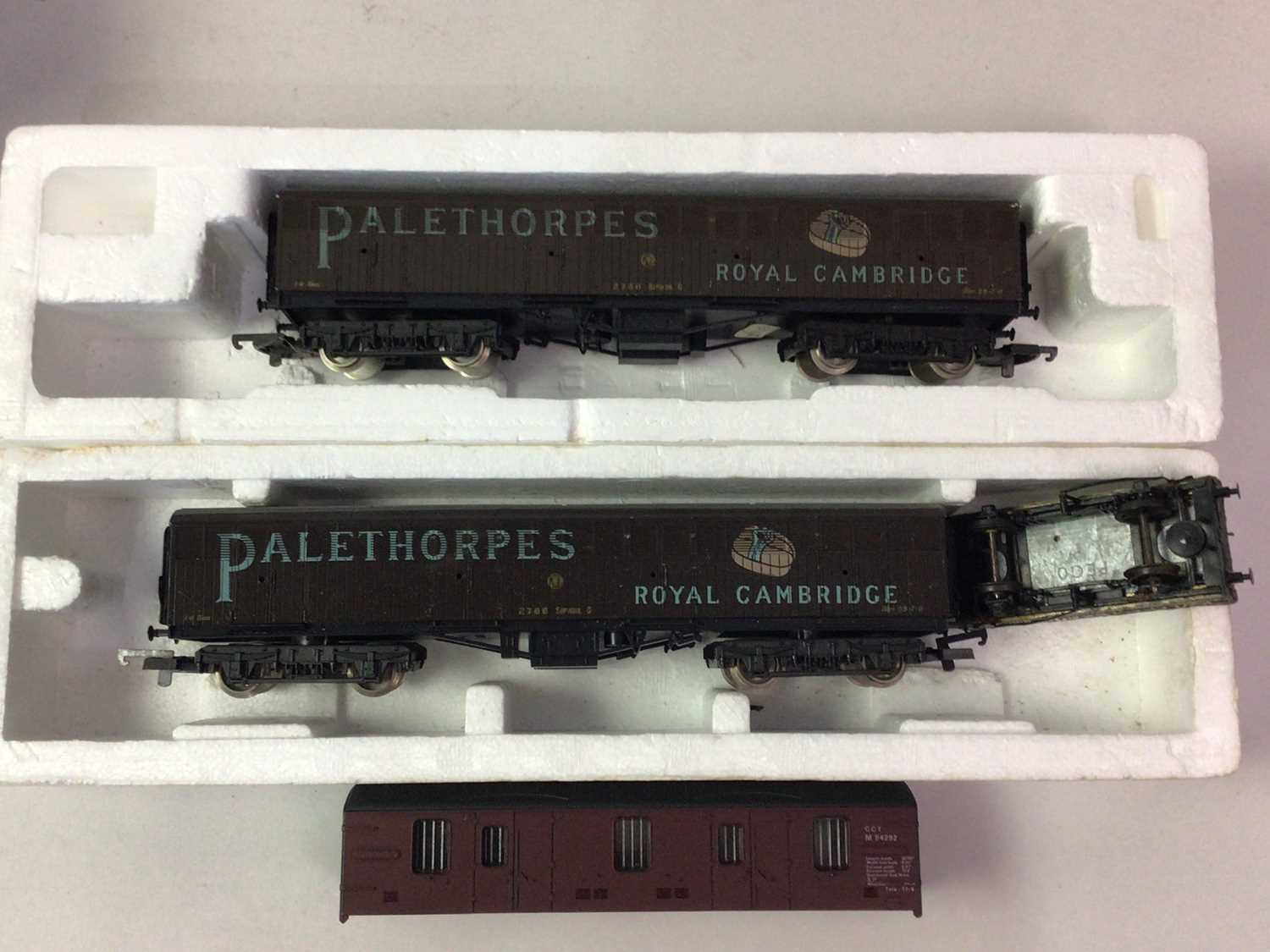 GROUP OF OO GAUGE RAILWAY ITEMS, - Image 4 of 6