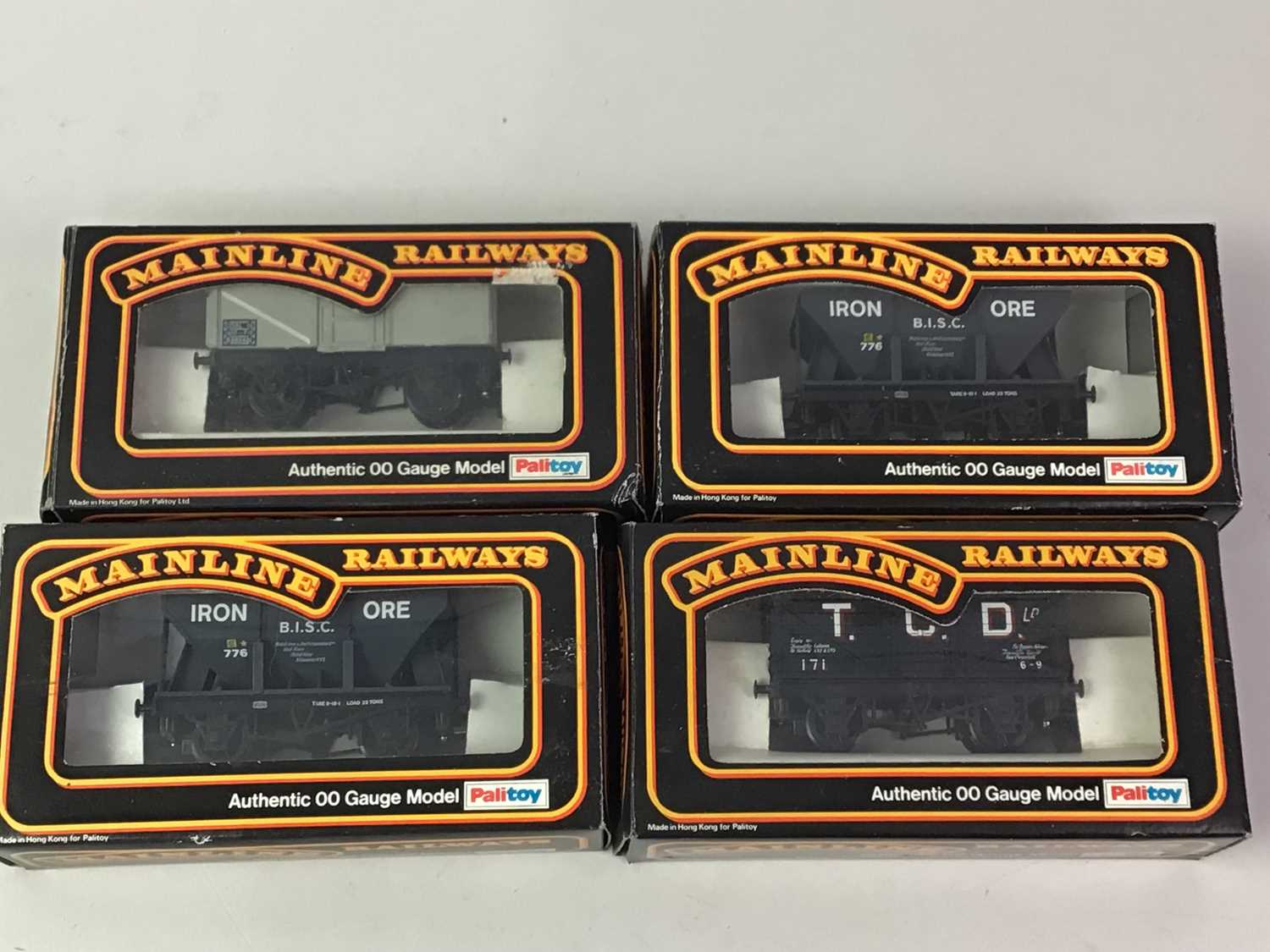 GROUP OF OO GAUGE RAILWAY ROLLING STOCK,