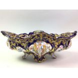 ITALIAN MAJOLICA COMPORT, ALONG WITH A MURANO GLASS DISH AND CERAMIC BASKET