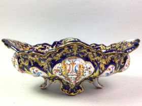 ITALIAN MAJOLICA COMPORT, ALONG WITH A MURANO GLASS DISH AND CERAMIC BASKET