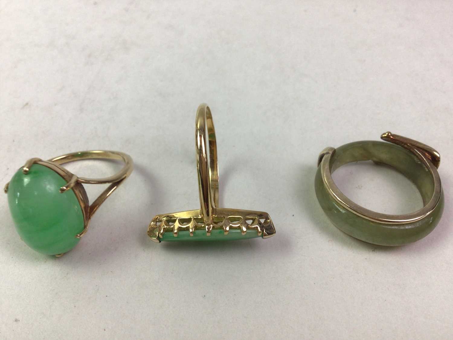 FOUR GREEN HARDSTONE RINGS, - Image 2 of 2