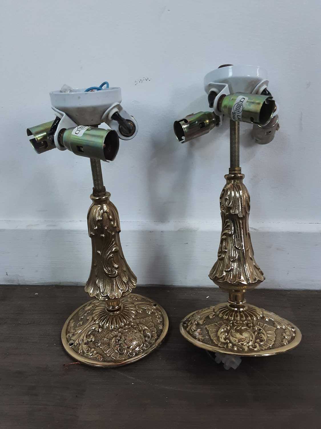 GROUP OF VARIOUS BRASS PICTURE LIGHTS, ALONG WITH CEILING LIGHTS - Bild 2 aus 4