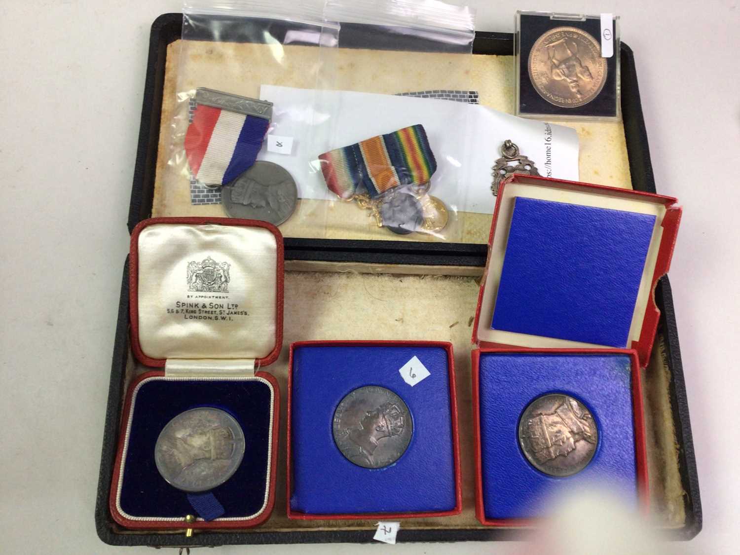 GROUP OF VARIOUS GB AND OTHER COINS, ALONG WITH A SET OF MINIATURE WORLD WAR ONE MEDALS - Bild 2 aus 5