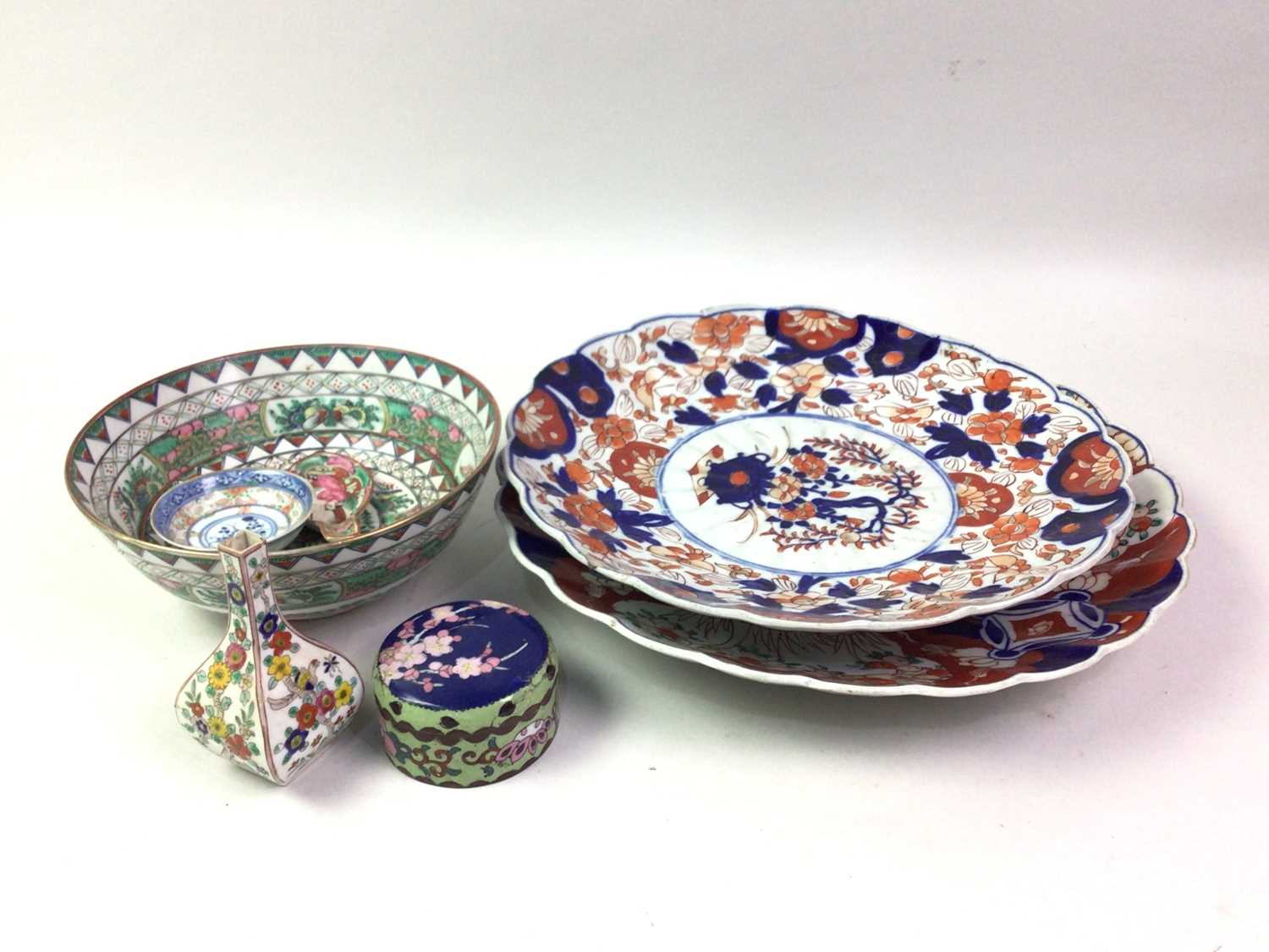 GROUP OF CHINESE AND JAPANESE PORCELAIN, AND A CLOISONNE BOX - Image 3 of 3