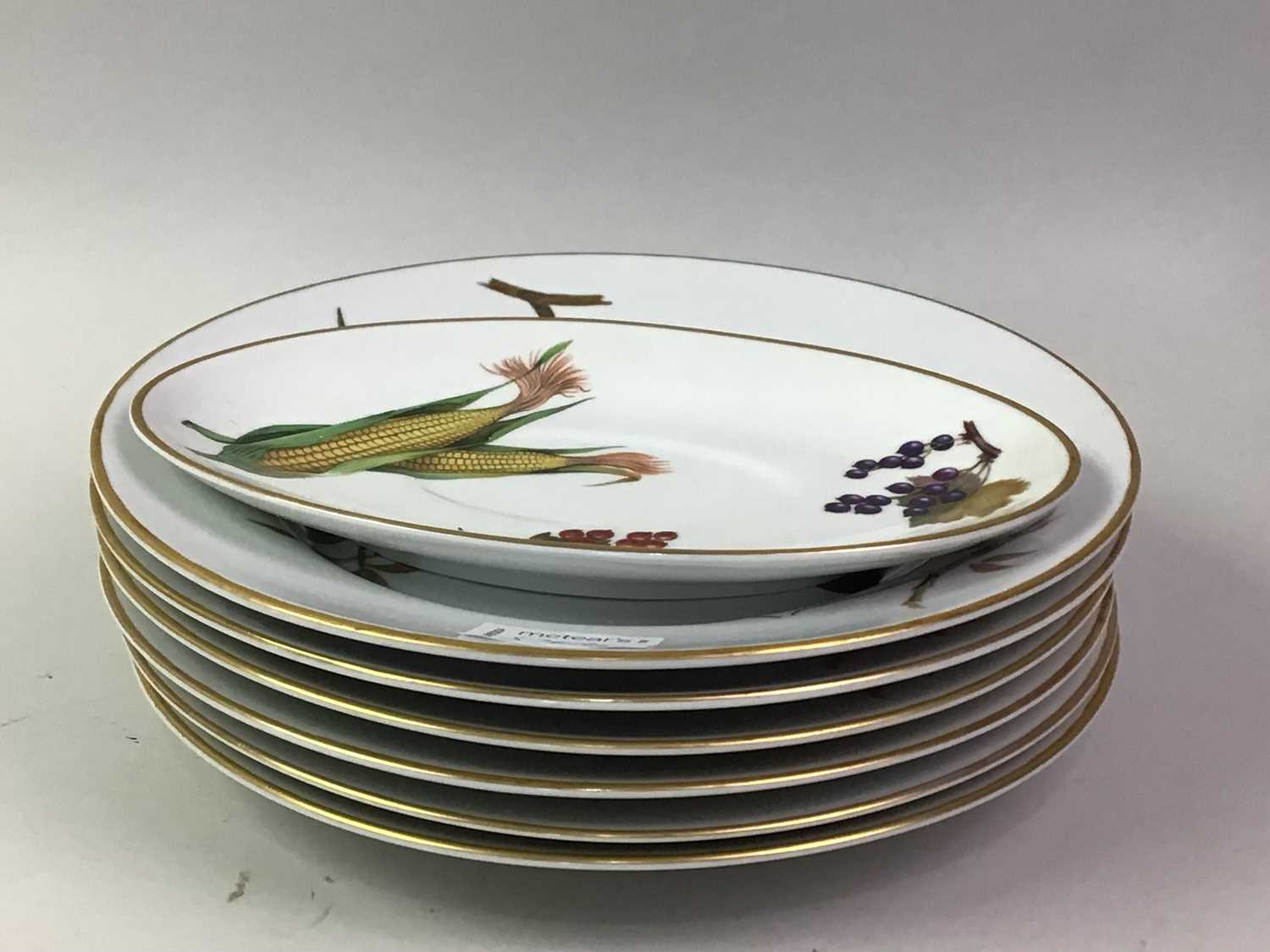 GROUP OF ROYAL WORCESTER DINNERWARE, EVESHAM PATTERN - Image 3 of 4