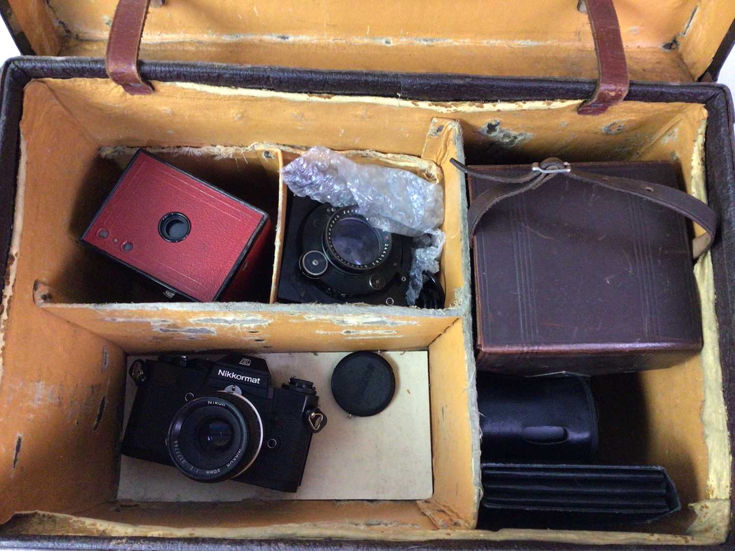 VOIGTLANDER BESSA I FOLDING CAMERA, ALONG WITH FURTHER CAMERAS AND RELATED ITEMS - Image 3 of 4