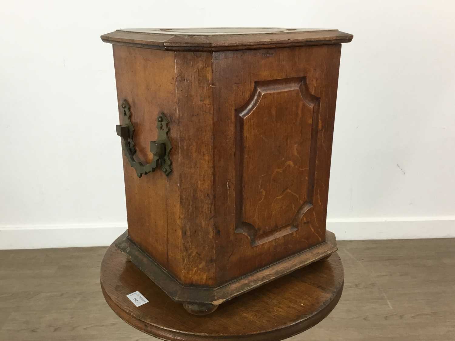 OAK CIRCULAR OCCASIONAL TABLE, AND AN OAK WINE COOLER - Bild 3 aus 3