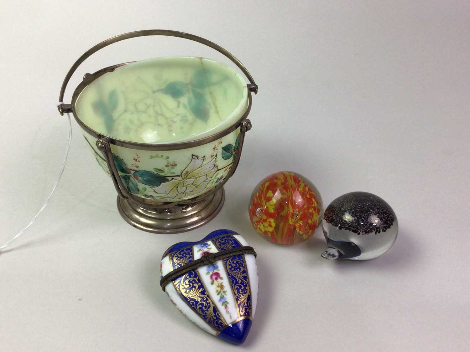 COLLECTION OF GLASS PAPERWEIGHTS, ALONG WITH A GROUP OF MOSS WARE CERAMICS - Bild 2 aus 4