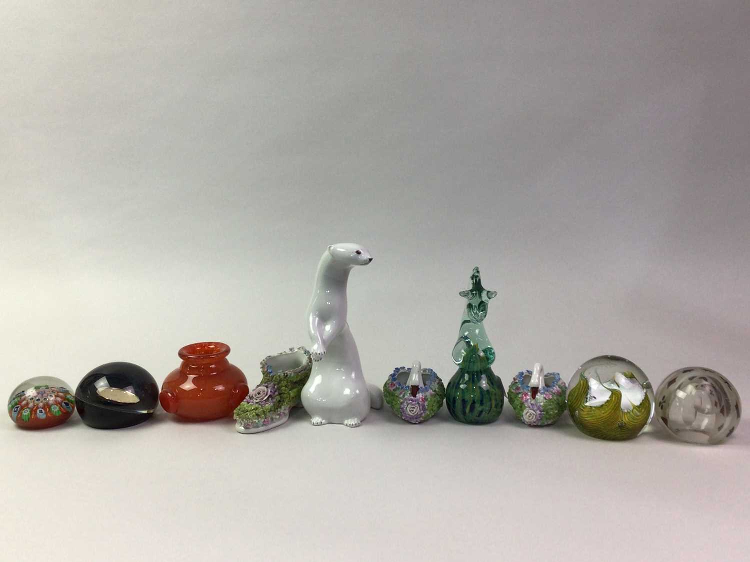 COLLECTION OF GLASS PAPERWEIGHTS, ALONG WITH A GROUP OF MOSS WARE CERAMICS - Bild 3 aus 4