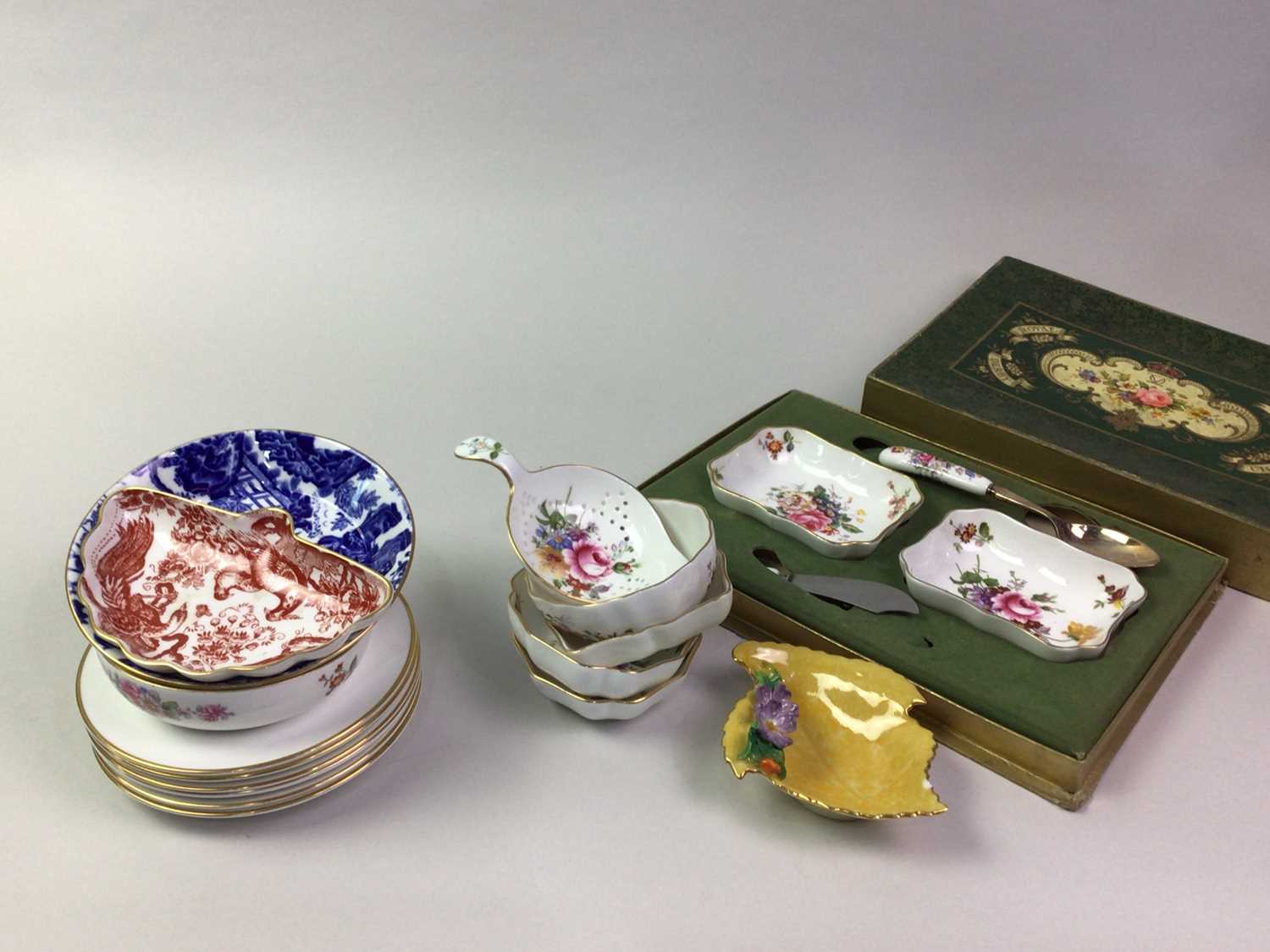 ROYAL WORCESTER TEA SERVICE, ALONG WITH A ROYAL WORCESTER COFFEE SERVICE AND OTHER ITEMS - Bild 4 aus 4