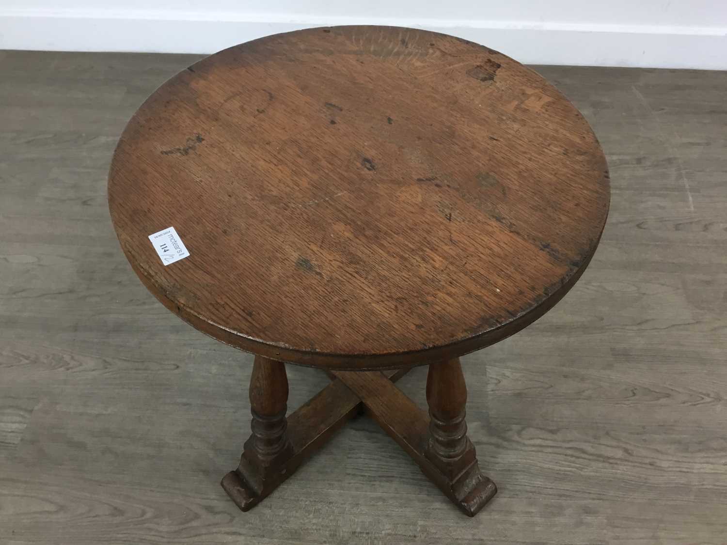 OAK CIRCULAR OCCASIONAL TABLE, AND AN OAK WINE COOLER - Bild 2 aus 3