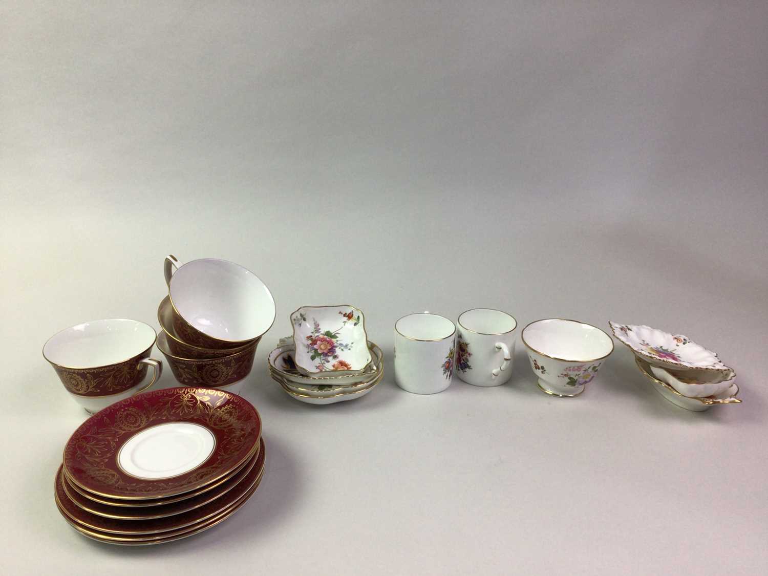 ROYAL WORCESTER TEA SERVICE, ALONG WITH A ROYAL WORCESTER COFFEE SERVICE AND OTHER ITEMS - Bild 3 aus 4