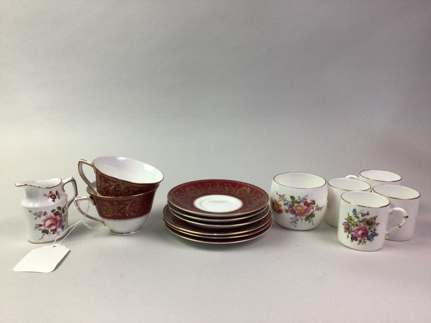 ROYAL WORCESTER TEA SERVICE, ALONG WITH A ROYAL WORCESTER COFFEE SERVICE AND OTHER ITEMS - Bild 2 aus 4