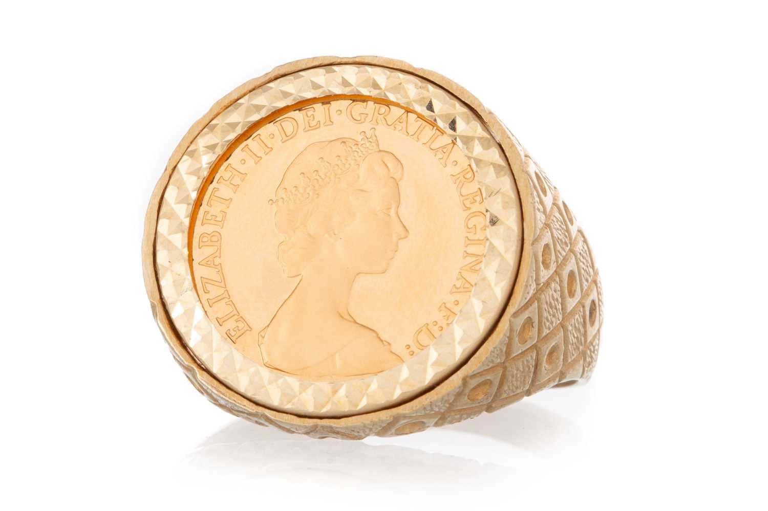 ELIZABETH II GOLD HALF SOVEREIGN RING 1983,