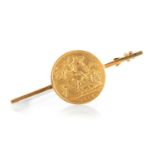 GEORGE V GOLD HALF SOVEREIGN BAR BROOCH,