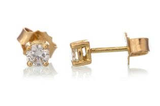 PAIR OF DIAMOND STUD EARRINGS,