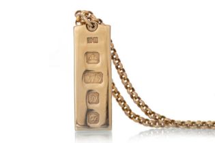 NINE CARAT GOLD INGOT PENDANT, ON A NINE CARAT CHAIN