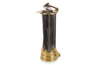 MINER'S DAVY LAMP, LATE 19TH / EARLY 20TH CENTURY