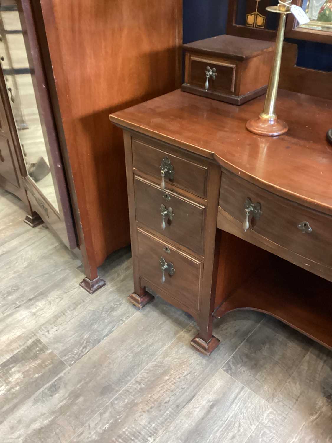 SHAPLAND & PETTER, HANDSOME ART NOUVEAU MAHOGANY AND MARQUETRY BEDROOM SUITE, CIRCA 1900 - Bild 12 aus 13