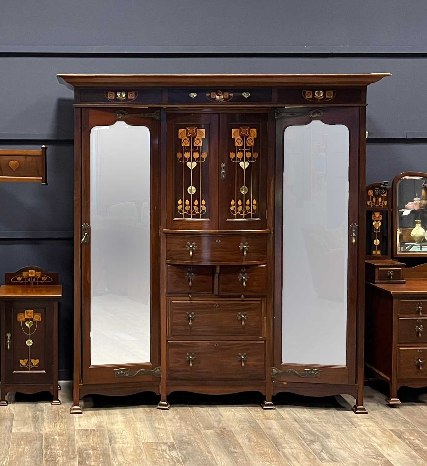 SHAPLAND & PETTER, HANDSOME ART NOUVEAU MAHOGANY AND MARQUETRY BEDROOM SUITE, CIRCA 1900