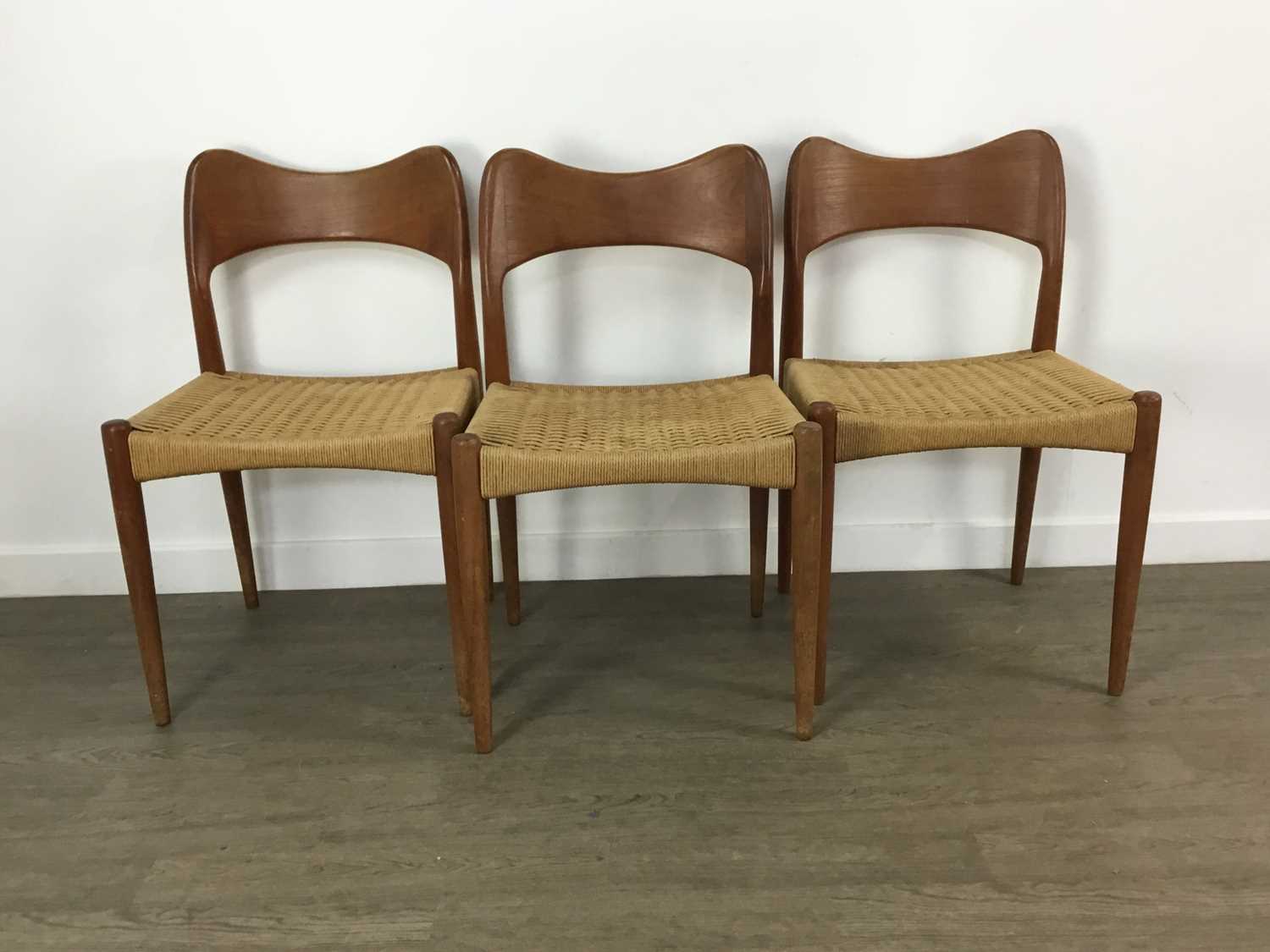 ARNE HOVMAND-OLSEN FOR MOGENS KOLD, SET OF SIX TEAK DINING CHAIRS, CIRCA 1960-69 - Bild 2 aus 4