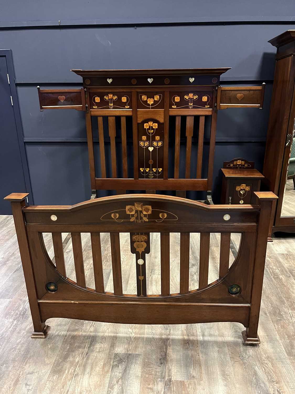 SHAPLAND & PETTER, HANDSOME ART NOUVEAU MAHOGANY AND MARQUETRY BEDROOM SUITE, CIRCA 1900 - Image 3 of 13