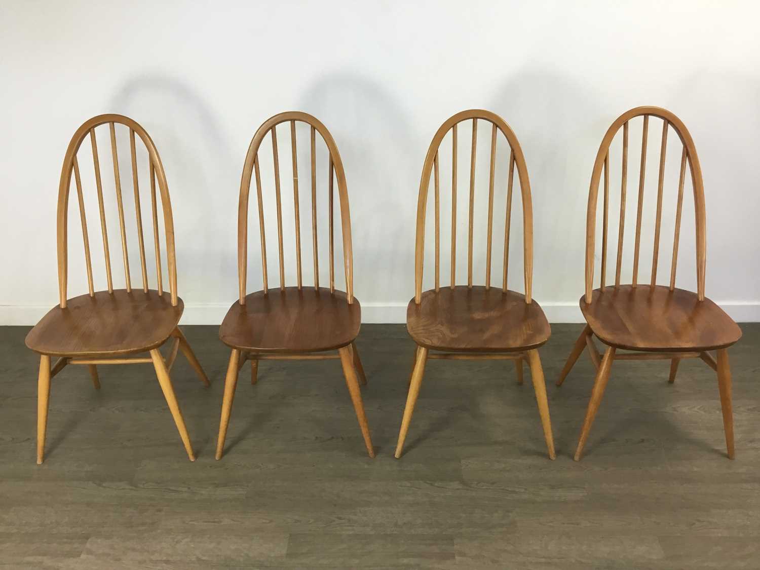 ERCOL, WINDSOR MODEL 392 ELM AND BEECH DINING TABLE, AND FOUR MODEL 365 DINING CHAIRS - Bild 2 aus 3