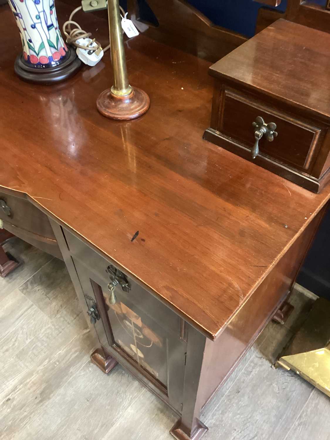 SHAPLAND & PETTER, HANDSOME ART NOUVEAU MAHOGANY AND MARQUETRY BEDROOM SUITE, CIRCA 1900 - Bild 6 aus 13