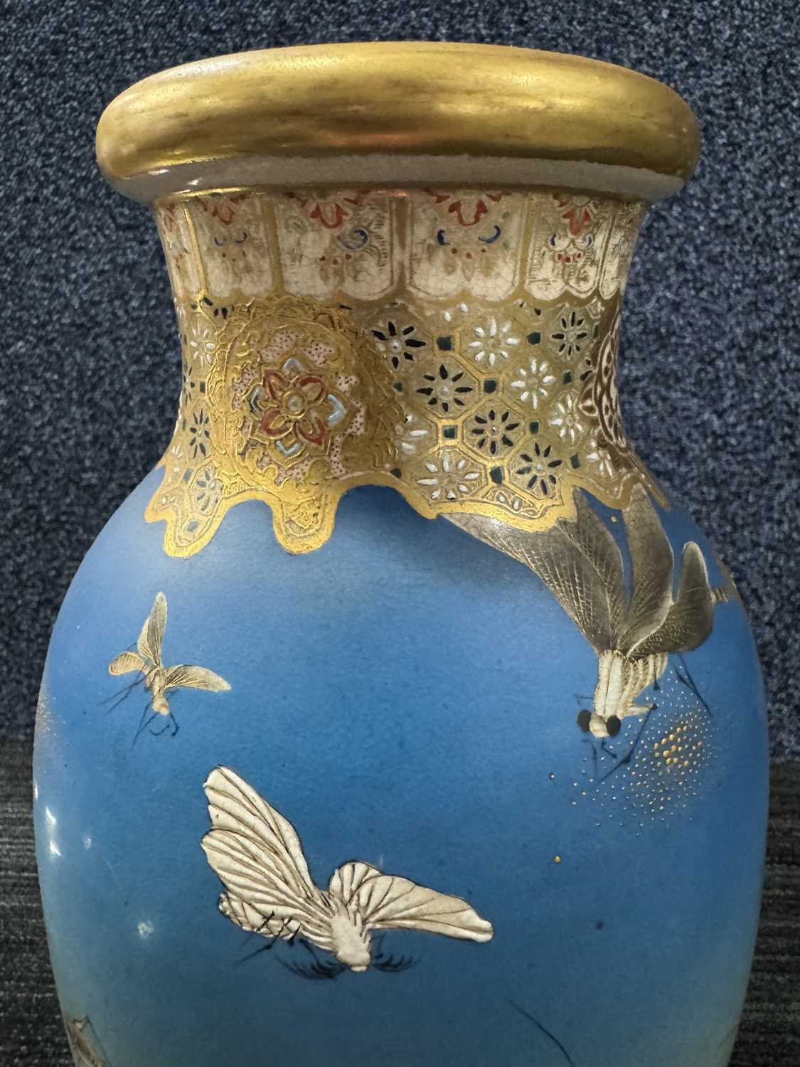 JAPANESE EARTHENWARE SATSUMA VASE BY TAIZAN YOHEI, MEIJI PERIOD (1868 - 1912) - Bild 8 aus 16